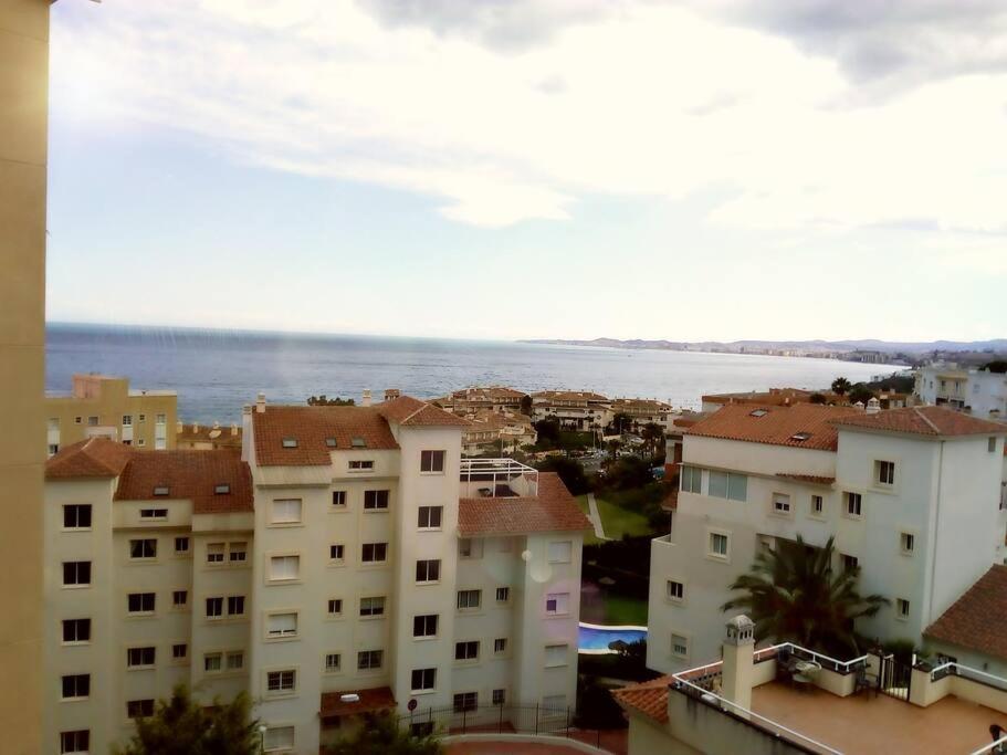 Room With Sea And Mountain Views Habitacion En Piso Compartido Para 1 O 2 Personas ベナルマデナ エクステリア 写真